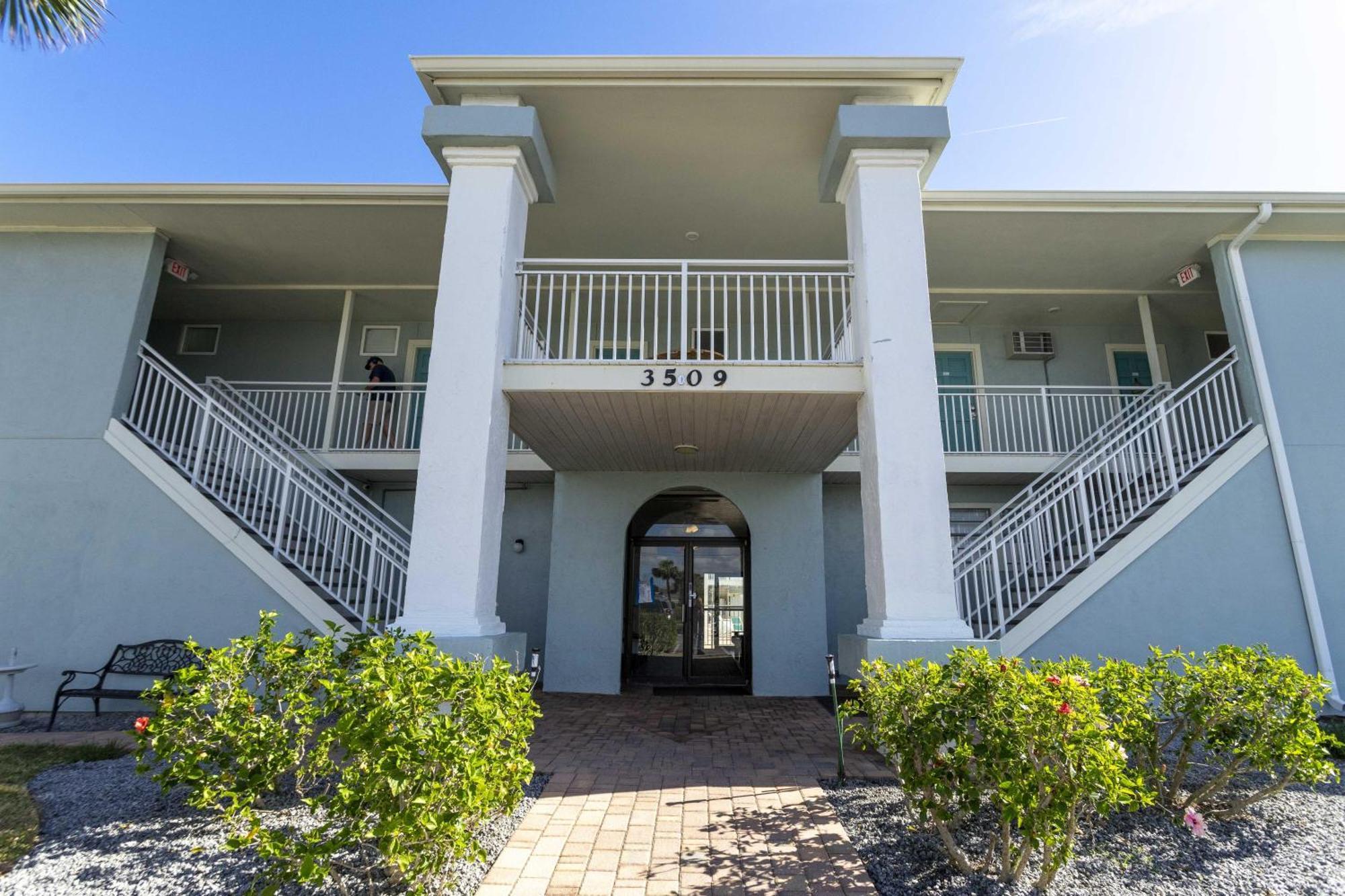 Coastal Waters 107 - A Studio Poolside Retreat New Smyrna Beach Kültér fotó